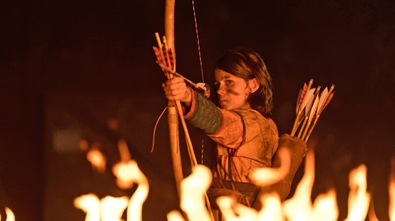 Die widergespenstige Ari (Luna Paiano) ist neu auf Kaltenbach und will Ostwind retten. – Bild: HR/​Constantin Film Verleih GmbH/​SamFilm GmbH