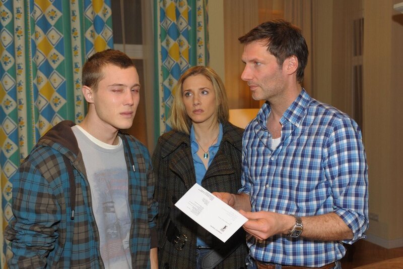 Iris (Kristin Meyer) und Alexander (Clemens Löhr) machen sich große Sorgen um Lenny (Alexander Becht), der völlig am Boden zerstört ist. – Bild: RTL Deutschland