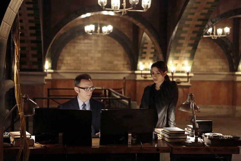 (v.l.n.r.) Harold Finch (Michael Emerson); Sameen Shaw (Sarah Shahi) – Bild: PLURIMEDIA (Warner Bros Television)