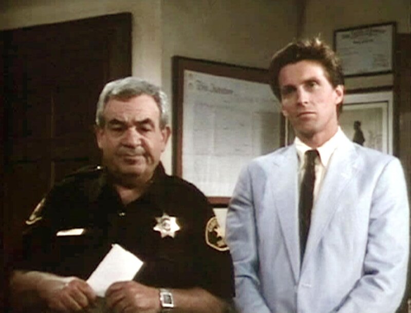 Sheriff Amos Tupper (Tom Bosley, li.) und Andrew Durbin (John Glover) besuchen den Richter Perry Sillman. Durbin muss sich an jeder Polizeiwache des Aufenthaltsortes melden, da er erst vor kurzem aus der Haft entlassen wurde. – Bild: Warner TV Serie