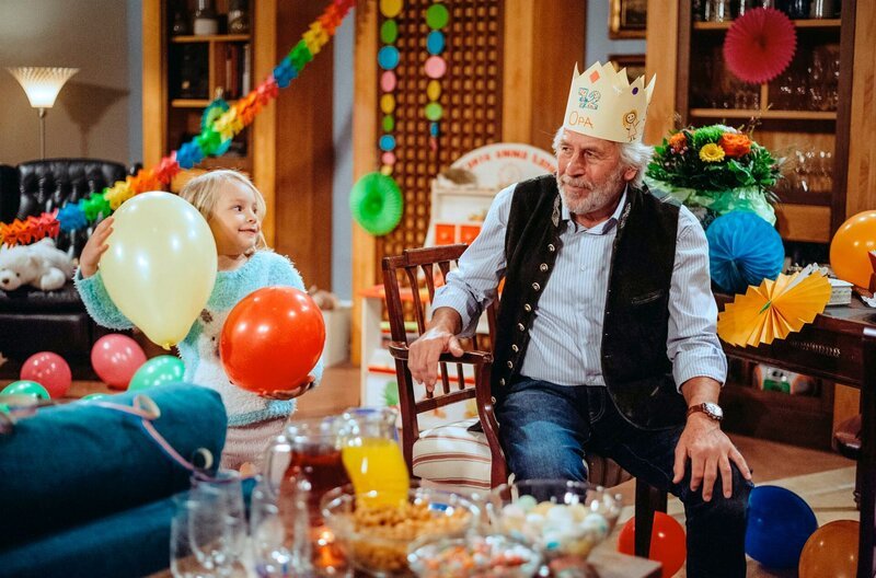 Martin lässt es krachen – und macht nicht nur Franzi damit glücklich, sondern auch sich selbst. Von links: Franzi Kirchleitner (Mia Löffler) und Martin Kirchleitner (Hermann Giefer). – Bild: BR/​Nadya Jakobs