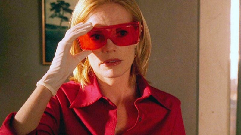 Catherine (Marg Helgenberger) entdeckt den Abdruck eines hochhackigen Damenschuhs und verdächtigt die Nachbarin. – Bild: TVNOW /​ CBS