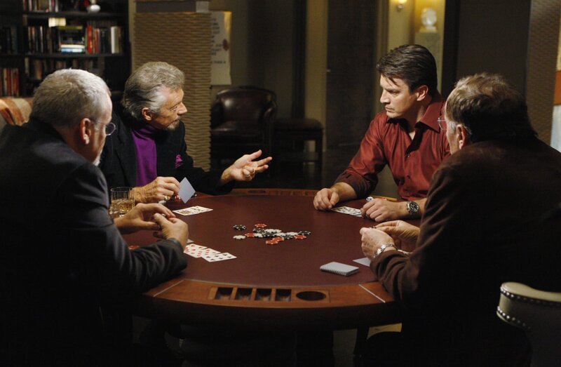 Schriftsteller unter sich: Stephen J. Cannell (Stephen J. Cannell, 2.v.l.), James Patterson (James Patterson, r.), Michael Connelly (Michael Connelly, l.) und Richard Castle (Nathan Fillion, 2.v.r.) … – Bild: ABC Studios Lizenzbild frei