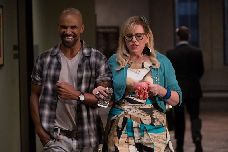 Derek (Shemar Moore,l.) versucht alles, um Garcia (Kirsten Vangsness, r.) für einen Augenblick aus dem Alltag und der schwierigen Situation zu befreien … – Bild: Darren Michaels /​ ABC Studios /​ Die Verwendung ist nur bei redaktioneller Berichterstattung im Rahmen einer Programmankündigung ab 2 Monate vor der ersten Auss /​ © ABC Studios