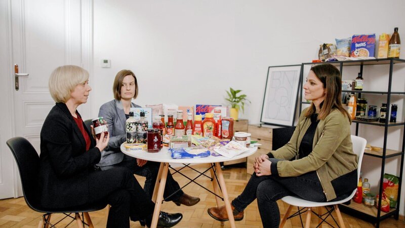 Lisa Gadenstätter (r.) mit Heidi Porstner (l.) und Lisa Kernegger (m.) von FoodWatch bei der Analyse des Zuckergehalts in Lebensmitteln. – Bild: BR/​ORF/​V-set GmbH/​Benjamin Paya