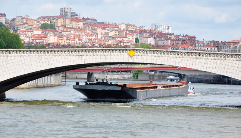 Pont Bonaparte in Lyon. – Bild: Bewegte Zeiten GmbH/​Annette von