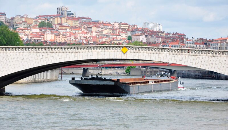 Pont Bonaparte in Lyon. – Bild: Bewegte Zeiten GmbH/​Annette von