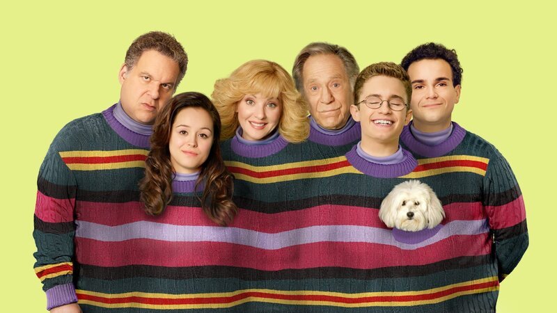 „Die Goldbergs“, In den 80er-Jahren wächst der elfjährige Adam Goldberg in seiner exzentrischen Familie heran. Da wäre seine Mutter Beverly, die überfürsorglich über allen wacht. Und sein mürrischer Vater Murray, der insgeheim aber ein großes Herz hat. Sowie seine ältere Schwester Erica und sein eben 16 Jahre alt gewordener Bruder Barry, die ihm das Leben nicht immer leicht machen. Zum Glück gibt es da aber noch den coolen wie liebenswerten Großvater ‚Pops‘. Im Bild(v.li.): Jeff Garlin (Murray Goldberg), Hayley Orrantia (Erica Goldberg), Wendi McLendon-Covey (Beverly Goldberg), George Segal (Albert ‚Pops‘ Solomon), Sean Giambrone (Adam Goldberg), Troy Gentile (Barry Goldberg). – Bild: ORF/​Sony Pictures/​ABC