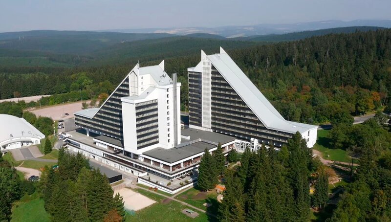Der Film erzählt auch den wohl spektakulärsten Spionagekrimi der DDR, welcher im nobelsten Hotel vor Ort, dem weit über die Grenzen Oberhofs berühmten PANORAMA eingefädelt wurde. – Bild: MDR