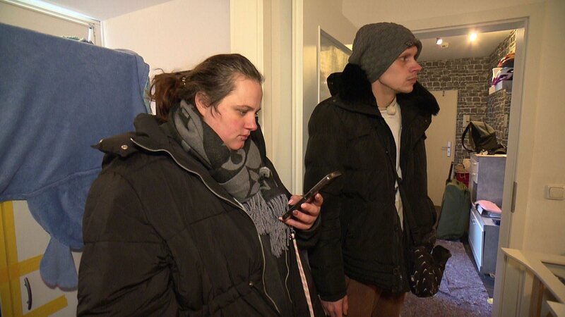 Nach dem Wasserschaden dürfen Malena, Jerome und die Kids zurück in die Wohnung, wo aber eine böse Überraschung auf sie wartet. – Bild: RTL Zwei