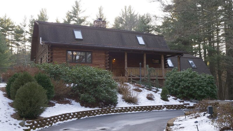 Exterior of the Rustic Woods Cabin in Rhode Island, as seen on HGTV’s Log Cabin Living – Bild: Scripps Networks, LLC