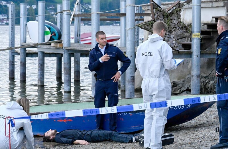 Jakob Frings (Max König, 3.v.r.) untersucht gemeinsam mit der Spusi (Komars:innen, l. u. r.) den Tatort, an dem die Leiche von Frank Schandau (Luca Torzi, liegend) gefunden wurde. – Bild: ORF/​Bavaria/​ARD/​SWR/​Laurent Trümper