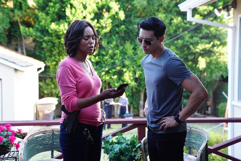 Tara (Aisha Tyler, l.) und Simmons (Daniel Henney, r.) informieren Garcia über den Fund, dieser bringt dunkle Tatsachen ans Tageslicht … – Bild: PLURIMEDIA (ABC)