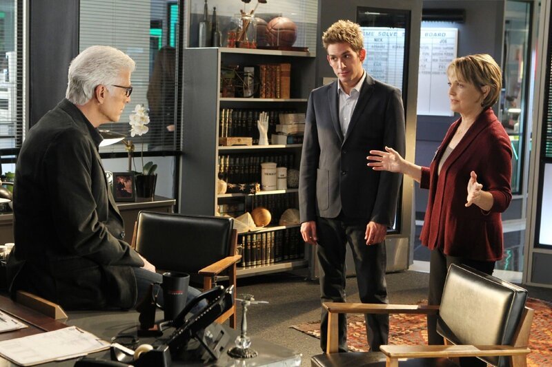 D.B. Russell (Ted Danson, l.) und Greg (Eric Szmanda) folgen konzentriert Donnas (Pamela Reed) Überlegungen. Kann sie den CSIlern bei den Ermittlungen helfen? – Bild: RTL