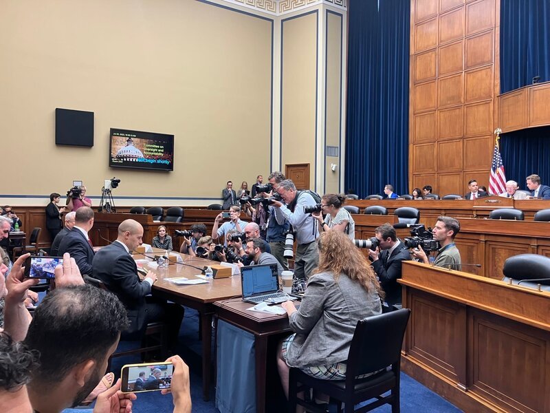 David Fravor, David Grusch und Ryan Graves, sprechen vor dem Kongressausschuss in Washington. – Bild: Leslie Kean