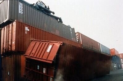 „Kommissar Rex“, „Tödliche Leidenschaft.“ Ein Mord am Containerplatz gibt Kommissar Brandtner viele Rätsel auf. – Bild: ORF/​Beta Film/​Ali Schafler