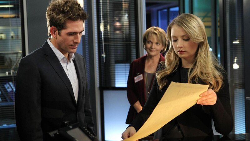 Morgan (Elisabeth Harnois, r.) hat Greg (Eric Szmanda) ein Wiedersehen mit der Ahnenforscherin Donna Hoppe (Pamela Reed)  ermöglicht, weil sie sich von ihr ein Ecklie-Familienwappen als Weihnachtsgeschenk für ihren Vater erhofft. – Bild: MG RTL D