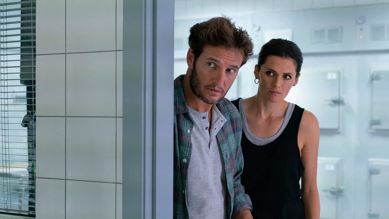 Tommy Gibbs(Angel Bonanni) und Emily Byrne (Stana Katic) – Bild: AXN Black