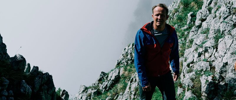 Bertram Erhardt (Maximilian Brückner) verschafft sich am Berg einen Überblick. – Bild: Felix Vratny /​ BR, Senator Film Produktion