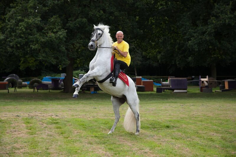 Karl Greenwood demonstrates how to stay on a bucking horse. – Bild: National Geographic