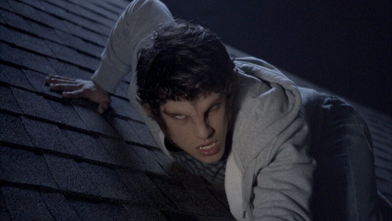 Season 1: Scott (Tyler Posey) beobachtet als Werwolf verwandelt Alisson. – Bild: RTL II