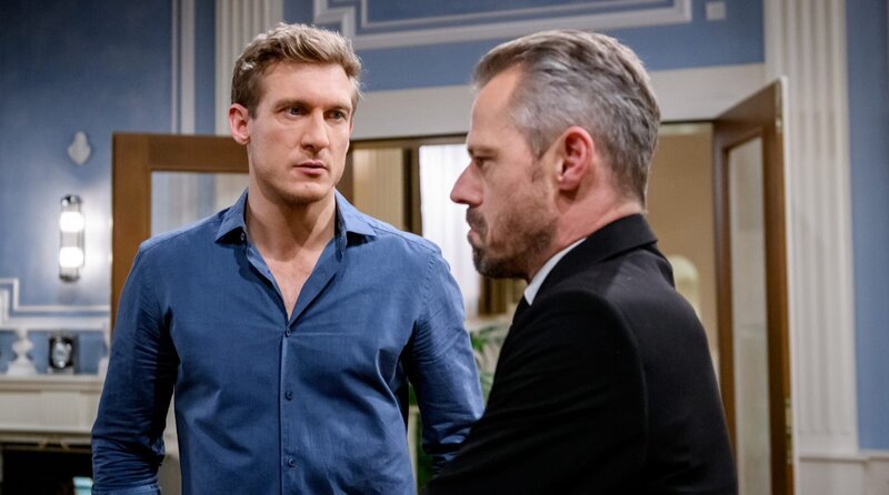 Vincent (Martin Walde, l. mit Sven Waasner, r.) will sich zwingen, Ana endlich zu vergessen. – Bild: ARD/​WDR/​Christof Arnold