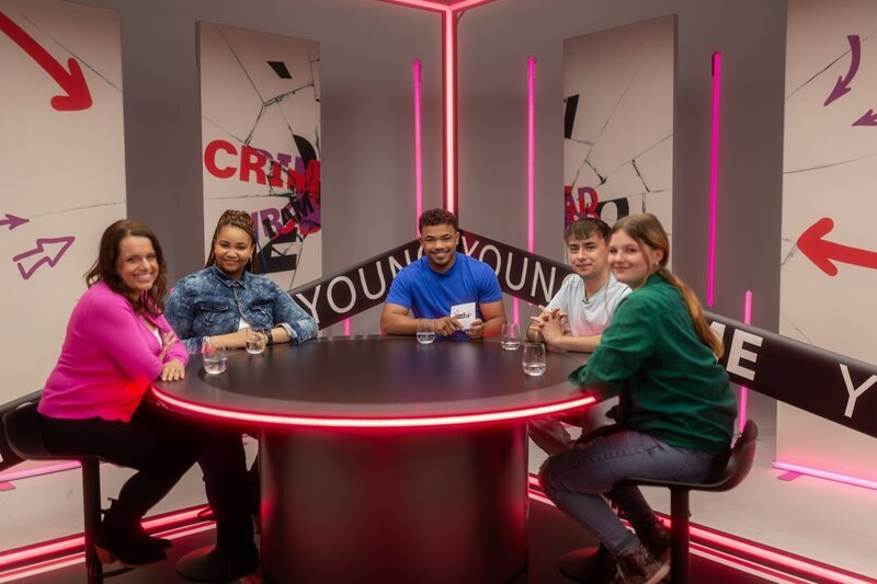 Wem schadet Falschgeld und wie wichtig sind Statussymbole? Darüber diskutiert im Moderator Chinedu Melcher (Mitte) mit Susan (2. von links), Moritz (2. von rechts) und Lina (rechts). Jugendrichterin Julia Trinte (1. von links) liefert juristische Fakten. – Bild: ZDF/​@thommy