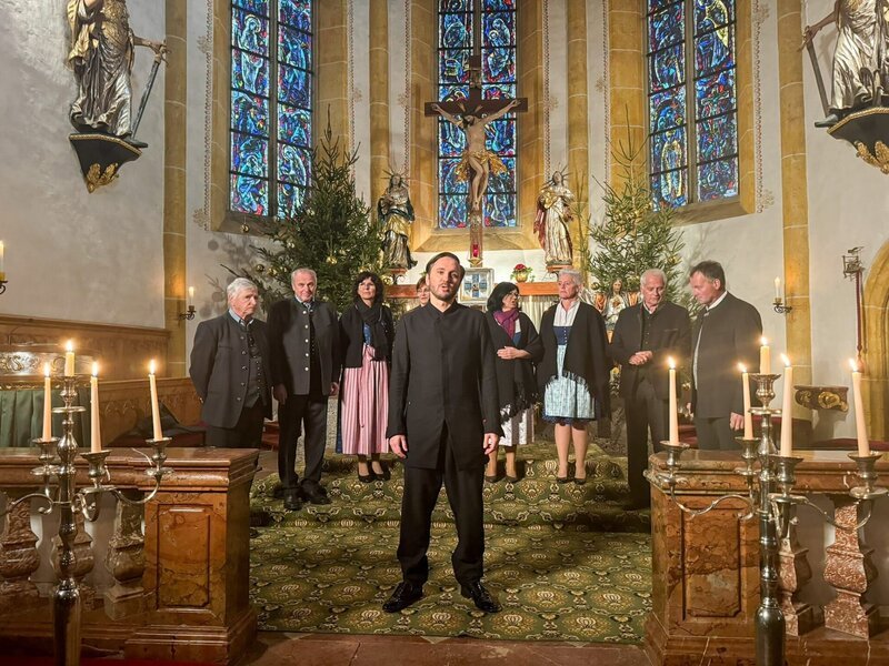 Rafael Fingerlos und der Volksliedchor Altenmarkt. – Bild: DEGN FILM /​ ORF