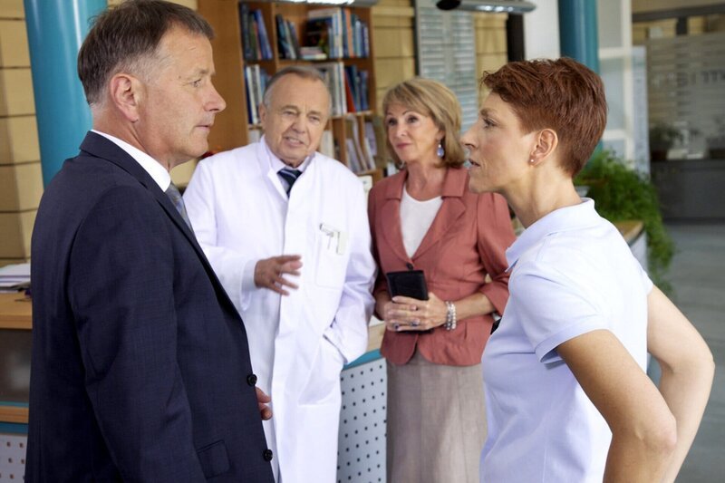 Als Dr. Roland Heilmann (Thomas Rühmann, links) von einem Kongress zurückkehrt, erwartet ihn seine Frau Pia Heilmann (Hendrikje Fitz, rechts) verärgert, da er sich seit dem letztem Abend nicht bei ihr gemeldet hat. – Bild: MDR/​Wernicke