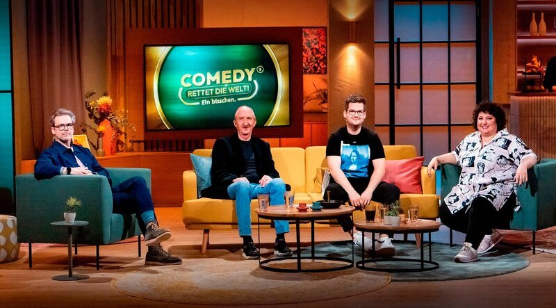 Meltem Kaptan, Mike Krüger, Chris Tall und Matthias Matschke bringen in „Comedy rettet die Welt“ humorvolle Antworten auf gesellschaftliche Fragen. – Bild: SWR