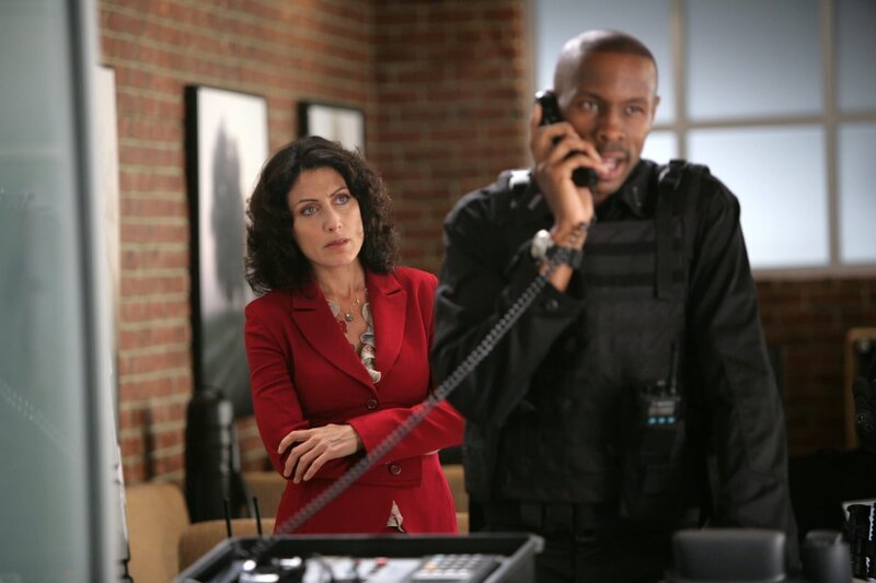 Während ein Swat-Team unter der Leitung von Bowman (Wood Harris, M.) an einer Strategie arbeitet, den Kidnapper zu überwältigen, macht sich Dr. Cuddy (Lisa Edelstein) große Sorgen um House und die weiteren Geiseln. – Bild: Universal TV