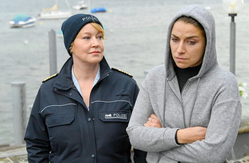 Nele Fehrenbach (Floriane Daniel, l.) befragt die Kellnerin Lena Teuber (Jaëla Probst, r.) zu den Geschehnissen im Restaurant. – Bild: ORF/​Bavaria/​ARD/​SWR/​Laurent Trümper