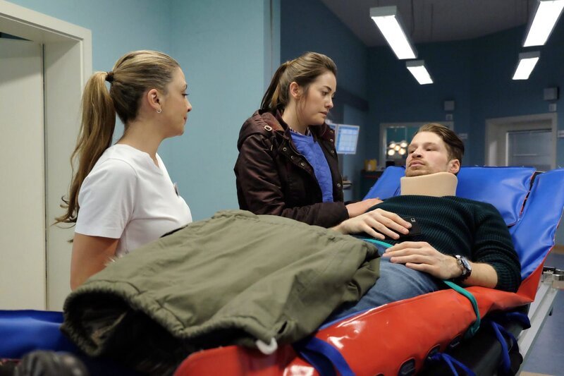 Hendrik Hoffmann (Oliver Bender, rechts), der Freund von Oberschwester Arzus (Arzu Bazman, links) Kindermädchen Franzi Wilde (Maja Lehrer, Mitte) wird nach einem Unfall auf einer Baustelle in die Sachsenklinik eingeliefert. Er möchte, dass Franzi jetzt für ihn da ist, doch Franzi muss Arzus Kinder hüten. Hendrik reagiert ungehalten und verlangt, dass Arzu sich doch jetzt mal selbst kümmern könnte. Franzi versucht ihn zu beruhigen. – Bild: BR/​MDR/​Saxonia Media Filmproduktions GmbH/​Sebastian Kiss
