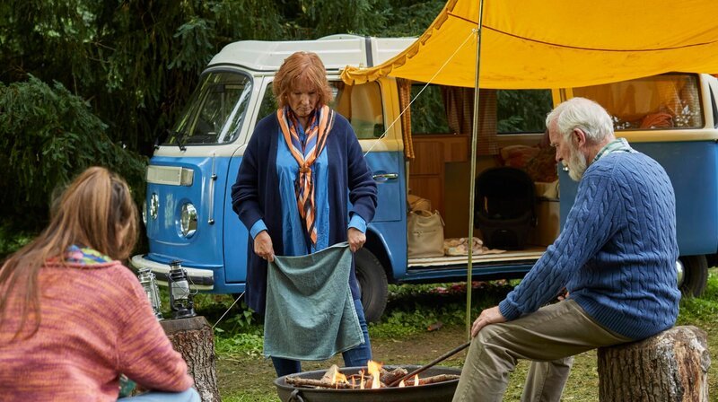 Mutter Ruth (Deborah Findlay) macht mit dem ganzen Defoe Clan einen Campingausflug. – Bild: NDR /​ Sister Pictures Limited