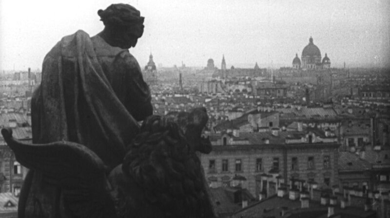 Blick auf Leningrad mit Dreifaltigkeitskathedrale vom Dach des Winterpalasts, um 1941/1942: Hitler befahl, dass die Stadt „zerschossen und ausgehungert“ werden soll. – Bild: NDR/Schmidt & Paetzel Fernsehfilme Blick auf Leningrad mit Dreifaltigkeitskathedrale vom Dach des Winterpalasts, um 1941/1942: Hitler befahl, dass die Stadt „zerschossen und ausgehungert“ werden soll. – Bild: NDR/Schmidt & Paetzel Fernsehfilme