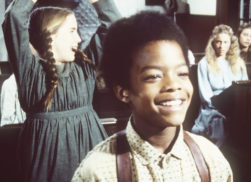 Nach anfänglichen Schwierigkeiten hat Solomon (Todd Bridges, vorne) in der Schule seine ersten Erfolge. Besonders Laura (Melissa Gilbert, l.) freut sich sehr darüber. – Bild: Worldvision Lizenzbild frei