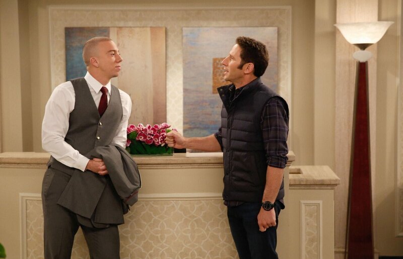 Nick (Matt Murray, l.); Josh (Mark Feuerstein, r.) – Bild: 2017 CBS Broadcasting, Inc. /​ Cliff Lipson