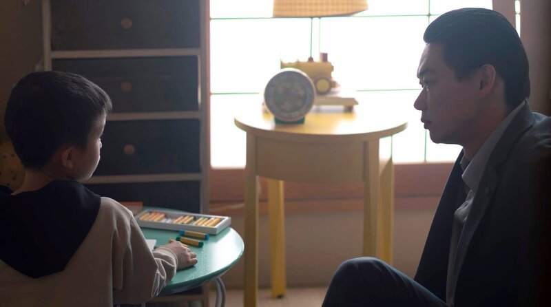 Sato (Shô Kasamatsu, re.) spielt mit dem Sohn seiner Freundin – Bild: HBO Max/​Fifth Season, LLC
