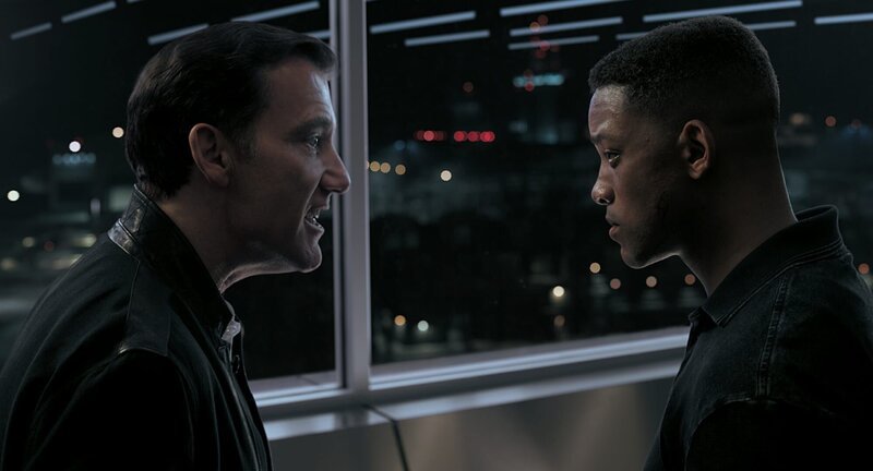 Clayton Verris (Clive Owen, l.) schwört Junior (Will Smith, r.), den jüngeren Klon seines gefährlichen Widersachers, auf den entscheidenden Kampf ein. – Bild: Paramount Pictures