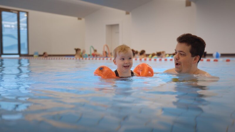 Marlis kann auf Grund ihres Kleinwuchses nicht schwimmen, umso wichtiger ist es, dass Maya früh schwimmen lernt. Schwimmkurs ist Papa-Sache. – Bild: ZDF und Janne Ebel