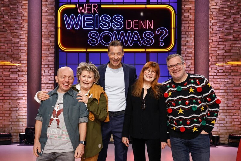 Moderator Kai Pflaume (mi.) und seine Rateteam-Kapitäne Bernhard Hoëcker (li.) und Elton (re.) begrüßen in dieser Sendung die Sängerin Gitte Hænning (2.v.l.) und die Sängerin Katja Ebstein (2.v.r.). – Bild: ARD/​Morris Mac Matzen
