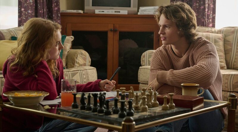 Jake (Ansel Elgort, re.) möchte sich Zeit für seine Schwester Jessica (Sarah Sawyer, li.) nehmen. – Bild: HBO Max/​Fifth Season, LLC