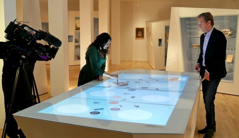 Nach fünf Jahren Um- und Ausbau öffnete das Jüdische Museum Frankfurt im Oktober 2020 wieder seine Pforten. „Wir sind jetzt“ lautet der Titel der neuen Dauerausstellung. Ausgehend von der Gegenwart wird hier jüdisches Leben in all seinen Facetten erfahrbar. Markus Brock begrüßt als Gast die jüdische Publizistin und Politikerin Marina Weisband. – Bild: SWR /​ Martina Klug
