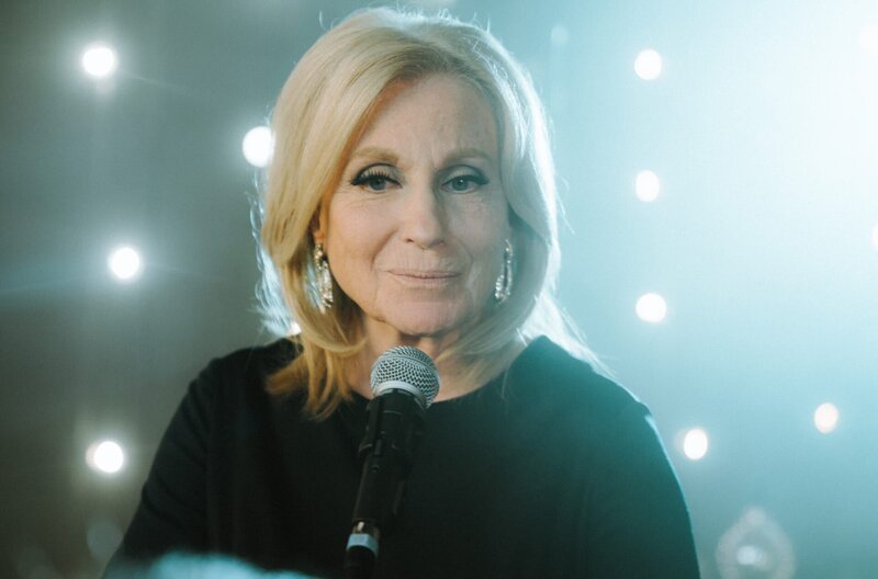 Maren Kroymann ist in der Sketchcomedy „Kroymann“ von Radio Bremen, SWR, NDR und WDR mit weitreichenden Fragen beschäftigt. – Bild: Radio Bremen/​Niels-Jonas Simons