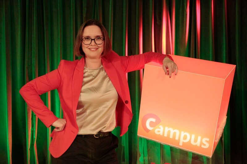 Die Philosophin Prof. Dr. Alice Pinheiro Walla von der Universität Bayreuth erläutert, was wir bei Kant über alternative Fakten lernen können. – Bild: Henrik Jordan /​ BR