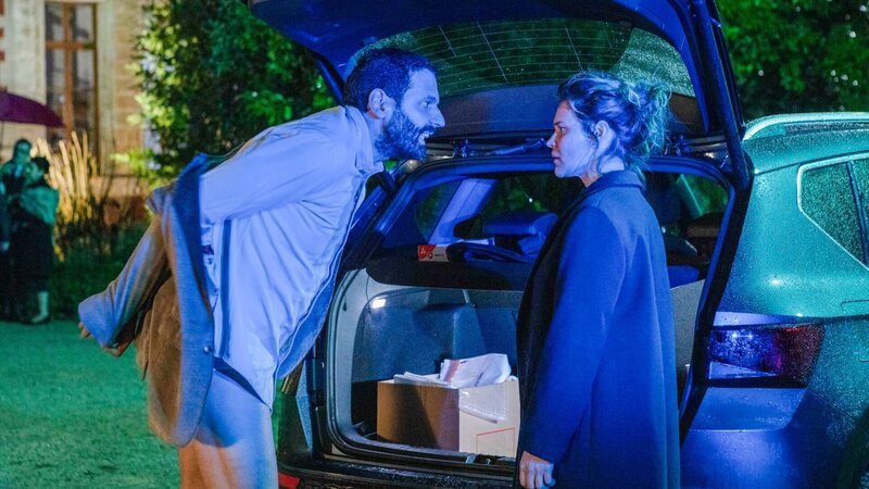 Karadec (Mehdi Nebbou) ist wütend. Der Einsatz hat ihn völlig durchnässt. Celine (Marie Denarnaud) versucht ihn zu beruhigen. – Bild: ORF/​TF1 STUDIO/​Itinéraire Productions/​Thibault Grabherr