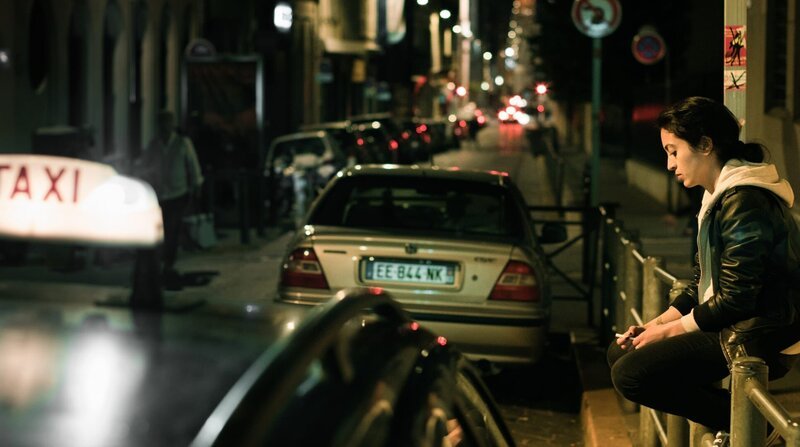 Die Taxifahrerin Aliya (Sabrina Amali) hat Mut. – Bild: ARD Degeto/Roland Suso Richter Die Taxifahrerin Aliya (Sabrina Amali) hat Mut. – Bild: ARD Degeto/Roland Suso Richter
