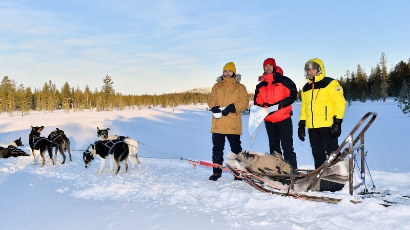 Ein Abenteuer mit Schlittenhunden, v.li.: Daniel Fritz als Patrick Steiner, Florian Silbereisen als Max Parger, Tayfun Baydar als Maik Berghammer – Bild: SRF/​ZDF/​Dirk Bartling