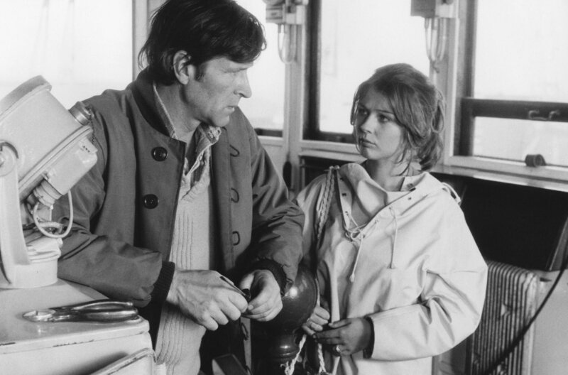 Verwundert mustert Marion (Marietta Fliege) den Reederei-Angestellten Klaus Roddewig (Günther Malzacher). Er ist ungewohnt abweisend. – Bild: NDR/​Lilo-Foto