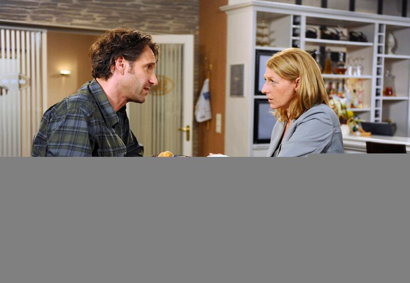 Clemens (Falk-Willy Wild, l.) ist dankbar, dass Regina (Christine Wilhelmi, r.) Marens Schmerztherapie selbst in die Hand nehmen will. – Bild: ARD/​Nicole Manthey